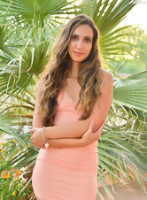 Hottie in pink dress reveals private parts for hot moms galleries