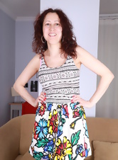 Redheaded mom in colored skirt very sexy porn pictures