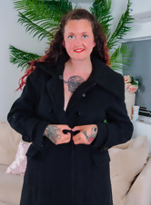 Ugly mature in porn pictures sheds her clothes and shows her naked body